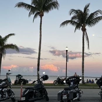 Earl's Hideaway Lounge - Gorgeous sunsets and beautiful bikes - Lounges Near Me - Sebastian, Florida