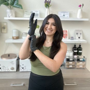 B Esty Skin - Hello! I'm Bree. Business owner and esthetician who will be helping you with all your hair removal needs. - Waxing Near Me - Northridge, California