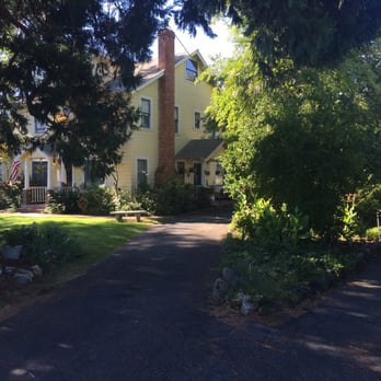 Bear Flag Inn - Circle driveway. - Hotels Near Me - Calistoga, California Bear Flag Inn - Circle driveway. - Hotels Near Me - Calistoga, California