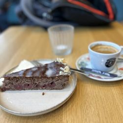 Fossil - Hervorragend: Nuss-Kirsch-Kuchen und kleiner Kaffee