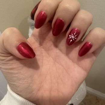 Nail Garden NoHo West - Christmas nails with snow flake - Nail Salons Near Me - Los Angeles, California Nail Garden NoHo West - Christmas nails with snow flake - Nail Salons Near Me - Los Angeles, California
