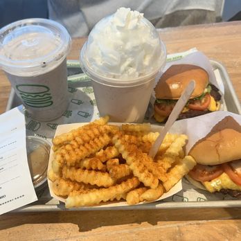 Shake Shack Waverly Place - Fast Food Near Me - Cary, North Carolina