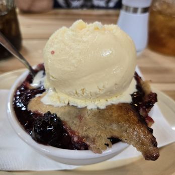 Farmhouse Restaurant - Blackberry cobbler with ice cream. - American Near Me - Branson, Missouri
