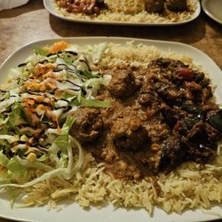Gegenüber - Reis mit Aubergine, Paprika und Hackfleischbällchen
