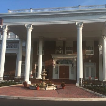Mimslyn Inn - Close-up of the front of the Mimslyn Inn - Hotels Near Me - Luray, Virginia Mimslyn Inn - Close-up of the front of the Mimslyn Inn - Hotels Near Me - Luray, Virginia