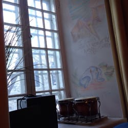 La Maison Du Patriote - Window sill with drums in the common room