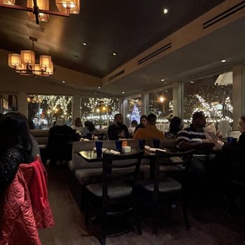 Annie's Paramount Steak House - Dining area - Steakhouses Near Me - Washington, DC, District of Columbia Annie's Paramount Steak House - Dining area - Steakhouses Near Me - Washington, DC, District of Columbia