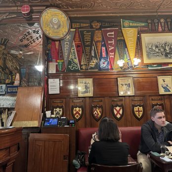 Harry's New York Bar - Decorated with pennants from US universities - Piano Bars Near Me - Paris, 75 Harry's New York Bar - Decorated with pennants from US universities - Piano Bars Near Me - Paris, 75