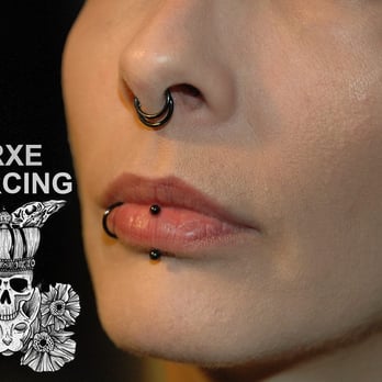 Arxe - labret vertical by xixax - Piercing Near Me - Lyon, 69