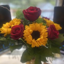 Walter Knoll Florist - Beautiful end of summer rose sunflower bouquet.