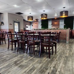 Zest Gyro & Mediterranean Grill - Interior is nicely appointed!