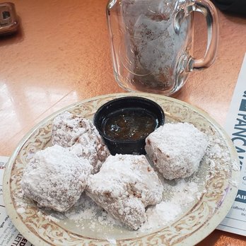 Another Broken Egg Cafe - Free biscuit beignets for 1st timers - Cafes Near Me - Atlanta, Georgia