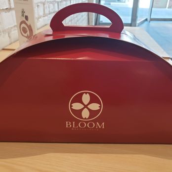 Bloom - 6 cream puffs = no tax - Cafes Near Me - Toronto, Ontario
