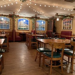 Rizzo's Spaghetti House - Dining room