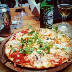 Pizza de camarón y berros