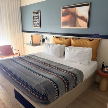 Moxy Charlotte Downtown - Hotels Near Me - Charlotte, North Carolina
