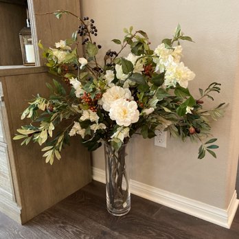 Aimee Crowther Chilton - Limestone Realty Group | Compass - Floral arrangements by Aimee to bring a little life into staging your home - Real Estate Agents Near Me Aimee Crowther Chilton - Limestone Realty Group | Compass - Floral arrangements by Aimee to bring a little life into staging your home - Real Estate Agents Near Me