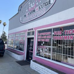 Lorie's Pet Palace Dog Grooming - Front of shop