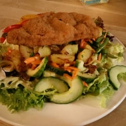 Vogthaus - "Krüstchen" ... Salat mit kleinem Schnitzel und Bratkartoffeln