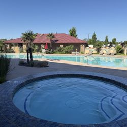 Berry Creek Rancheria RV Park - Hot tub and pool area.