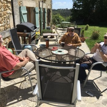 Le Puyfavard - Enjoying a sit in the sun out back. - Bed & Breakfast Near Me - Villars, 24