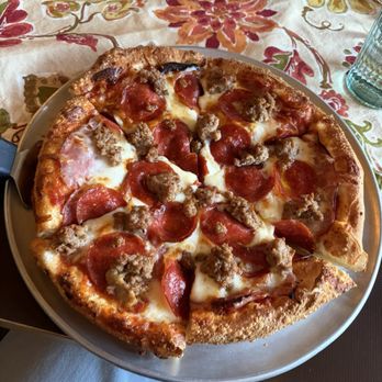 Italio Pizza & Pasta - Il Lupo small pizza - Italian Near Me - Seattle, Washington