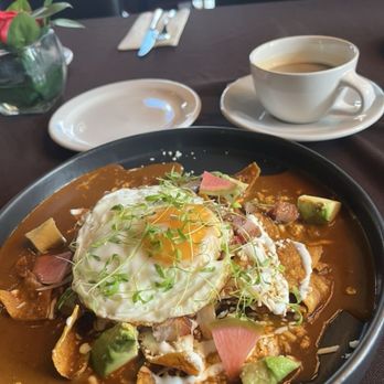 Rosas & Xocolate Restaurant-Bar - Chilaquiles - Bars Near Me - Mérida, YUC