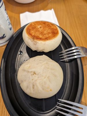 Mian noodles and dumplings by null