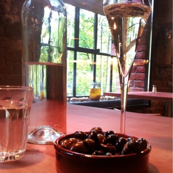Ma Poule - Prosecco og oliven på Ma Poul - Wine Bars Near Me - Oslo, 03 Ma Poule - Prosecco og oliven på Ma Poul - Wine Bars Near Me - Oslo, 03