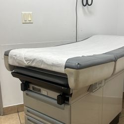 Apple Urgent Care - Stuck in the room for almost an hour long and still waiting let's see how long it takes my son to get seen