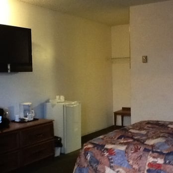 Howard Johnson by Wyndham Gananoque - room 215 - Hotels Near Me - Gananoque, Ontario
