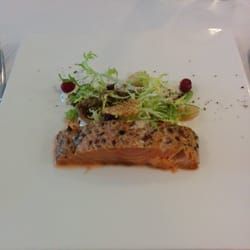 Montra Hotel Sabro Kro - Deres ejen røget lask, med urte dressing og sylte tranebær