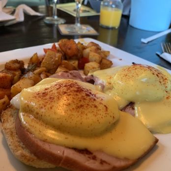 Hennessey's Grill - Eggs Benedict - Juice Bars & Smoothies Near Me - Seal Beach, California