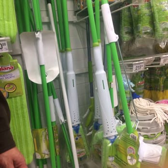 Carrefour - Una de las ceras más prácticas que vi: tiene un cosito para q cuando mojas la cera para limpiar el piso, entre justo en el balde. Muy buena. - Grocery Near Me - Tolosa, C
