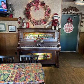 Emeralds Restaurant - American Near Me - Waynesboro, Tennessee