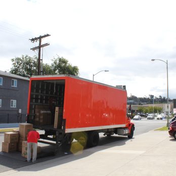 Moovme - Loading the truck - Movers Near Me - Thousand Oaks, California Moovme - Loading the truck - Movers Near Me - Thousand Oaks, California