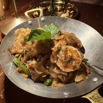 Laut - Drunken noodle with shrimp - Thai Near Me - New York, New York