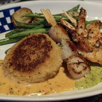 Duke's Seafood - Seafood combo with crab cake - Seafood Near Me - Seattle, Washington