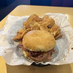 RibCrib BBQ - Pulled pork sandwich with chips