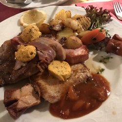 Eichsfelder Hof - Steakteller. Dazu gibt's eine extra Schale mit Bratkartoffeln.  Deftige und leckere Küche.