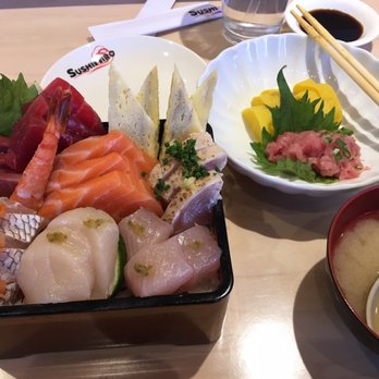 Sushi Hiro - Beautiful chirashi lunch bento by chef Yuki-San.  He gave me the hotate to try and it was so fresh. Has no fishy taste at all. - Japanese Near Me - Las Vegas, Nevada