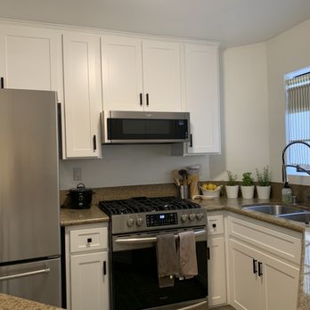 Monkeys Refacing Cabinets - After photo of kitchen cabinet refacing done by Monkey's Refacing Cabinets. - Cabinetry Near Me Monkeys Refacing Cabinets - After photo of kitchen cabinet refacing done by Monkey's Refacing Cabinets. - Cabinetry Near Me