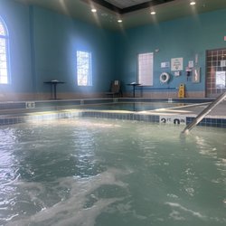 Holiday Inn Express & Suites Oshkosh-Sr 41 - Hot tub and pool