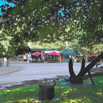 Kanal-Imbiss - An heißen Tagen gibt es auch sonnengeschützte Plätze und kalte Getränke am Kanal-iMBiSS Hochdonn - Curry Sausage Near Me - Hochdonn, SH