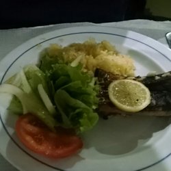 A Tasquinha - Entrecosto grelhado - grilled ribs w sides of salad and rice