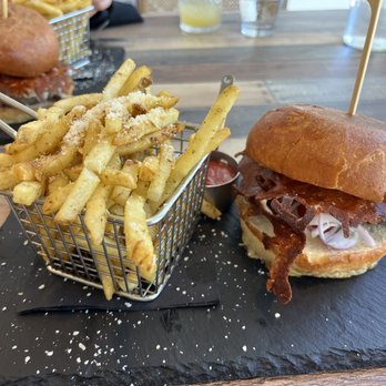 Beeside Balcony - Beeside burger - Mediterranean Near Me - LA JOLLA, California