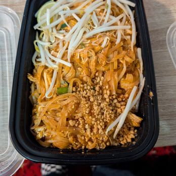 Chiangmai Diner - Chicken pad thai - Thai Near Me - Brooklyn, New York