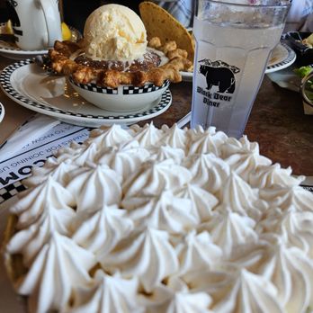 Black Bear Diner Menifee - Banana Cream Pie and Black Cobbler Alamode - Diners Near Me - Menifee, California