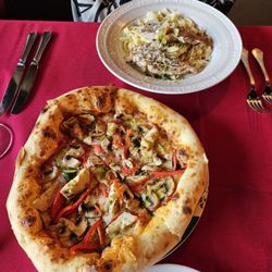 Osteria Chef's Table - Fettuccine Alfredo and vegetarian pizza