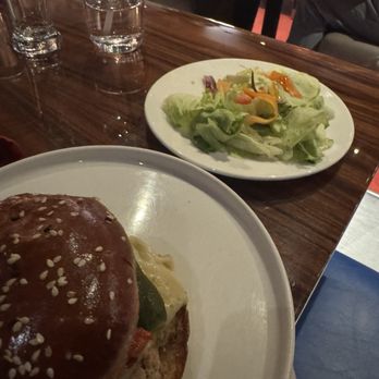 Gordon Ramsay Burger Las Vegas - Ridiculous portion on this salad .. I replaced fries by this healthy salad. - Burgers Near Me - Las Vegas, Nevada Gordon Ramsay Burger Las Vegas - Ridiculous portion on this salad .. I replaced fries by this healthy salad. - Burgers Near Me - Las Vegas, Nevada